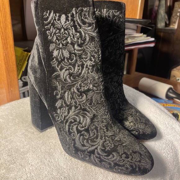 Jessica Simpson Women's 9.5 Wovella Black Velvet Embroidered Heeled Ankle Bootie - Picture 1 of 8